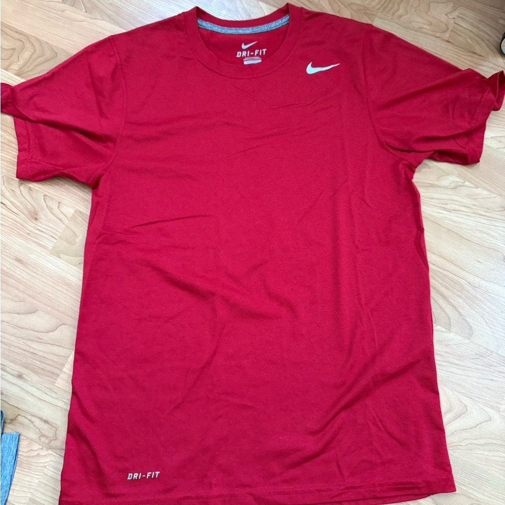 Men’s red active shirt